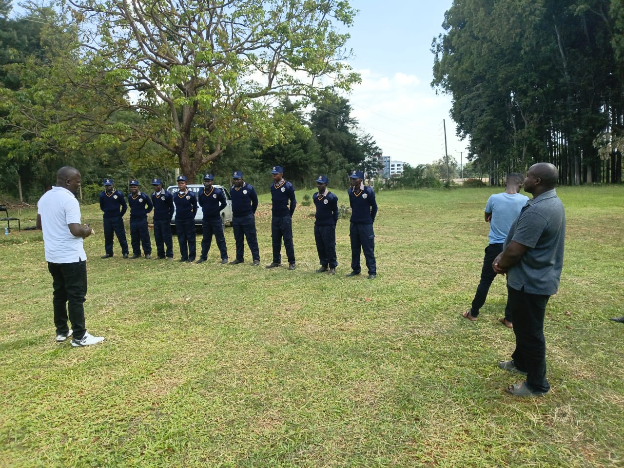 Supervisor briefing officers on the field